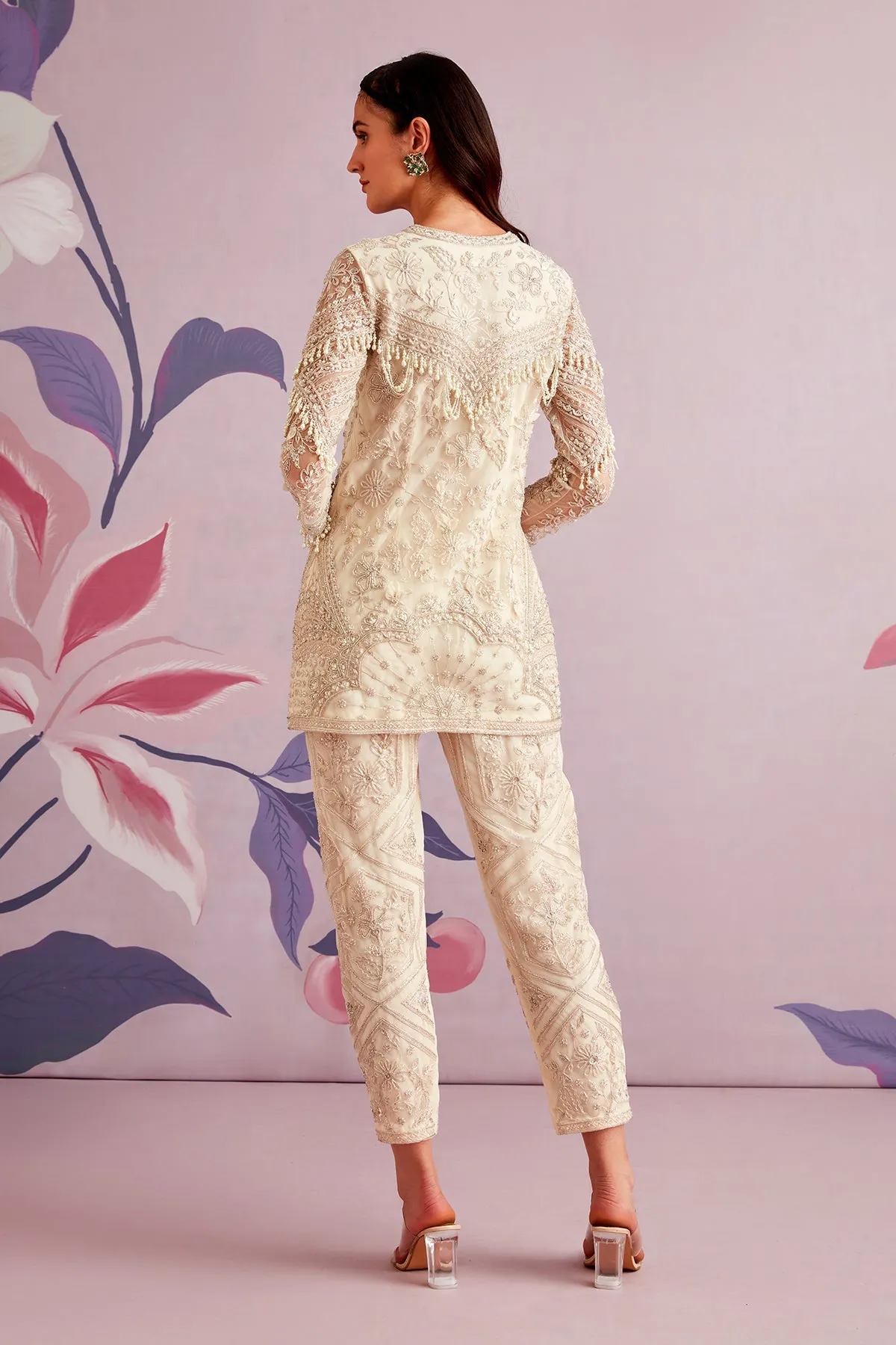 AMARYLLIS IN DIRTY IVORY
