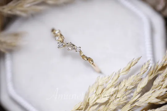Elegant curved wedding band – A beautifully crafted and unique engagement and wedding ring