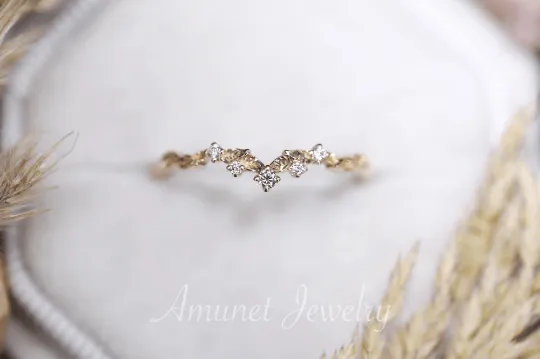 Elegant curved wedding band – A beautifully crafted and unique engagement and wedding ring