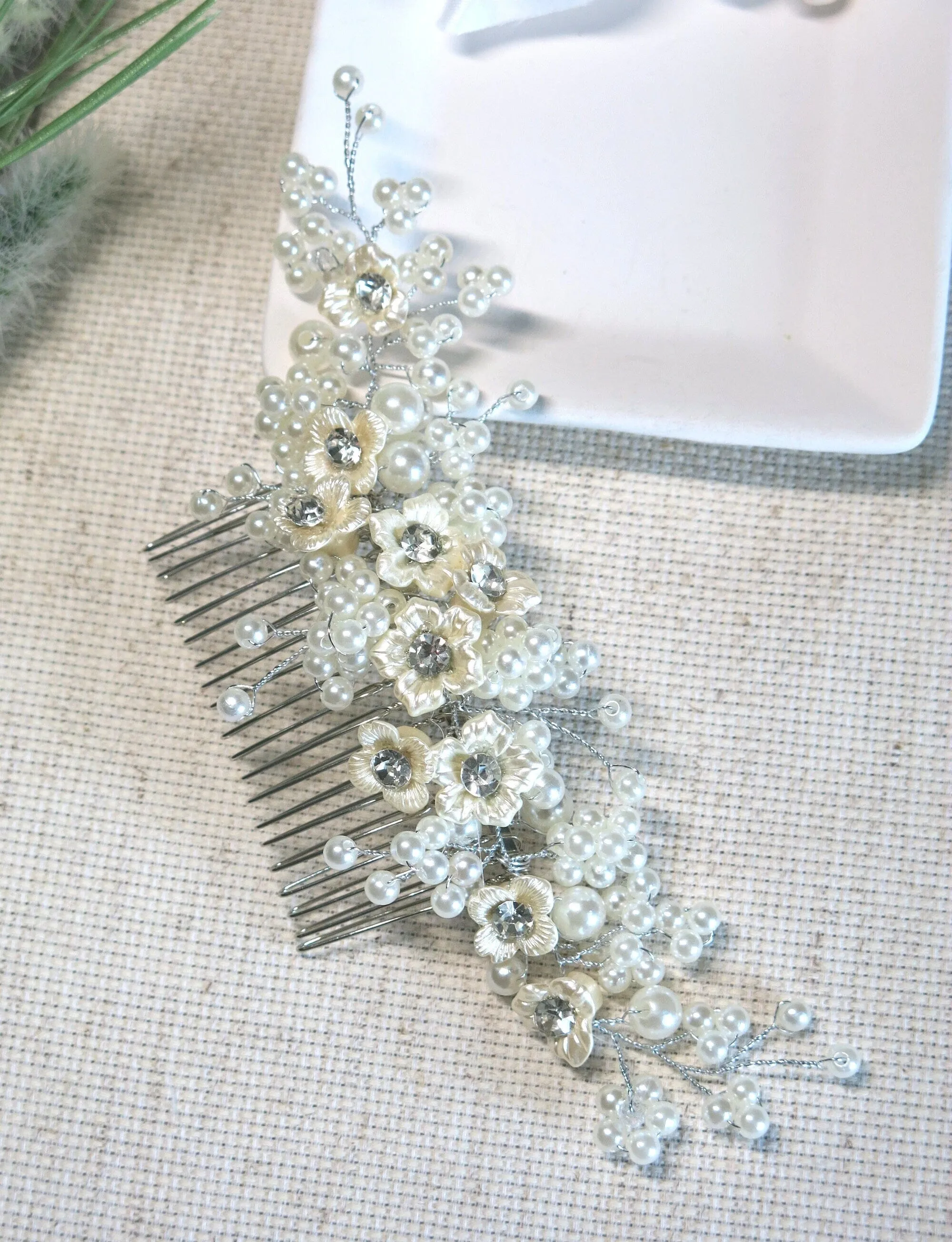 Ivory Flowers Large Bridal Hair Comb, Off White Bridal Pearl Hairpin, Wedding Pearl Decorative Hair Comb Headpiece