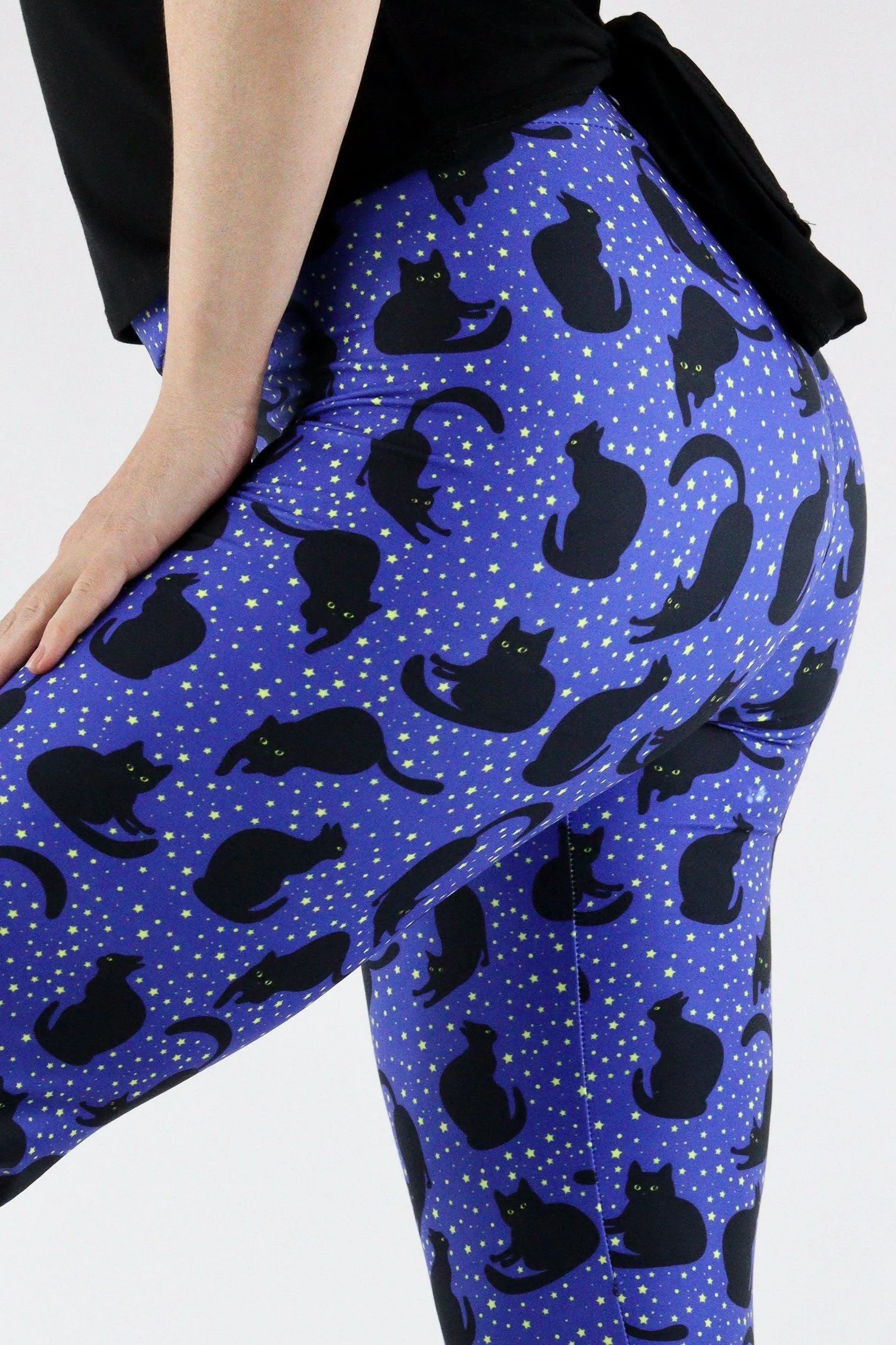 Midnight Cat - Casual Capri Leggings