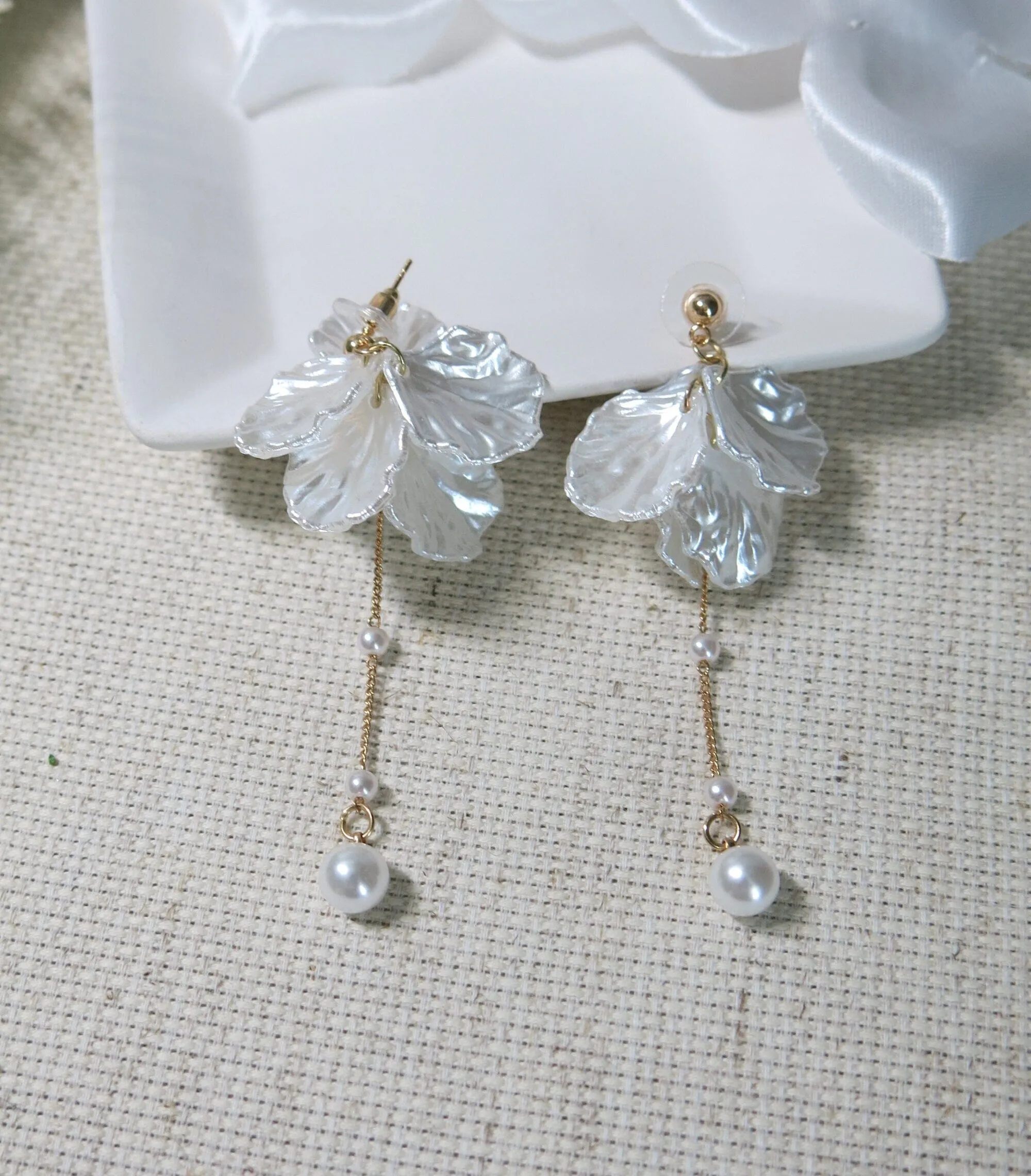 White Pearl Floral Petal Earrings, Bridal Pearl Chain Dangle Flower Fashion Boho Earrings for Wedding or Prom