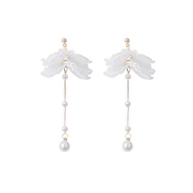 White Pearl Floral Petal Earrings, Bridal Pearl Chain Dangle Flower Fashion Boho Earrings for Wedding or Prom